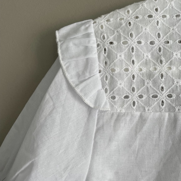 ✨NWT✨Eyelet blouse with ruffle details - Picture 7 of 9